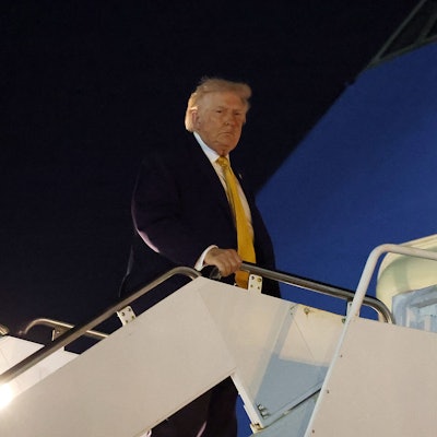 Donald Trump am 4. Januar am Eingang zur Air Force One.