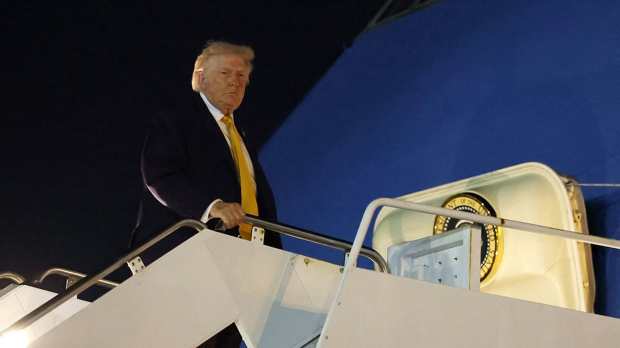 Donald Trump am 4. Januar am Eingang zur Air Force One.