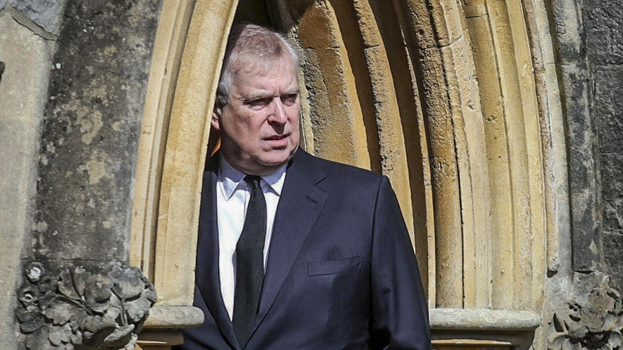 Der britische Prinz Andrew, Herzog von York, erscheint in der königlichen Kapelle in Windsor nach der Bekanntgabe des Todes seines Vaters.