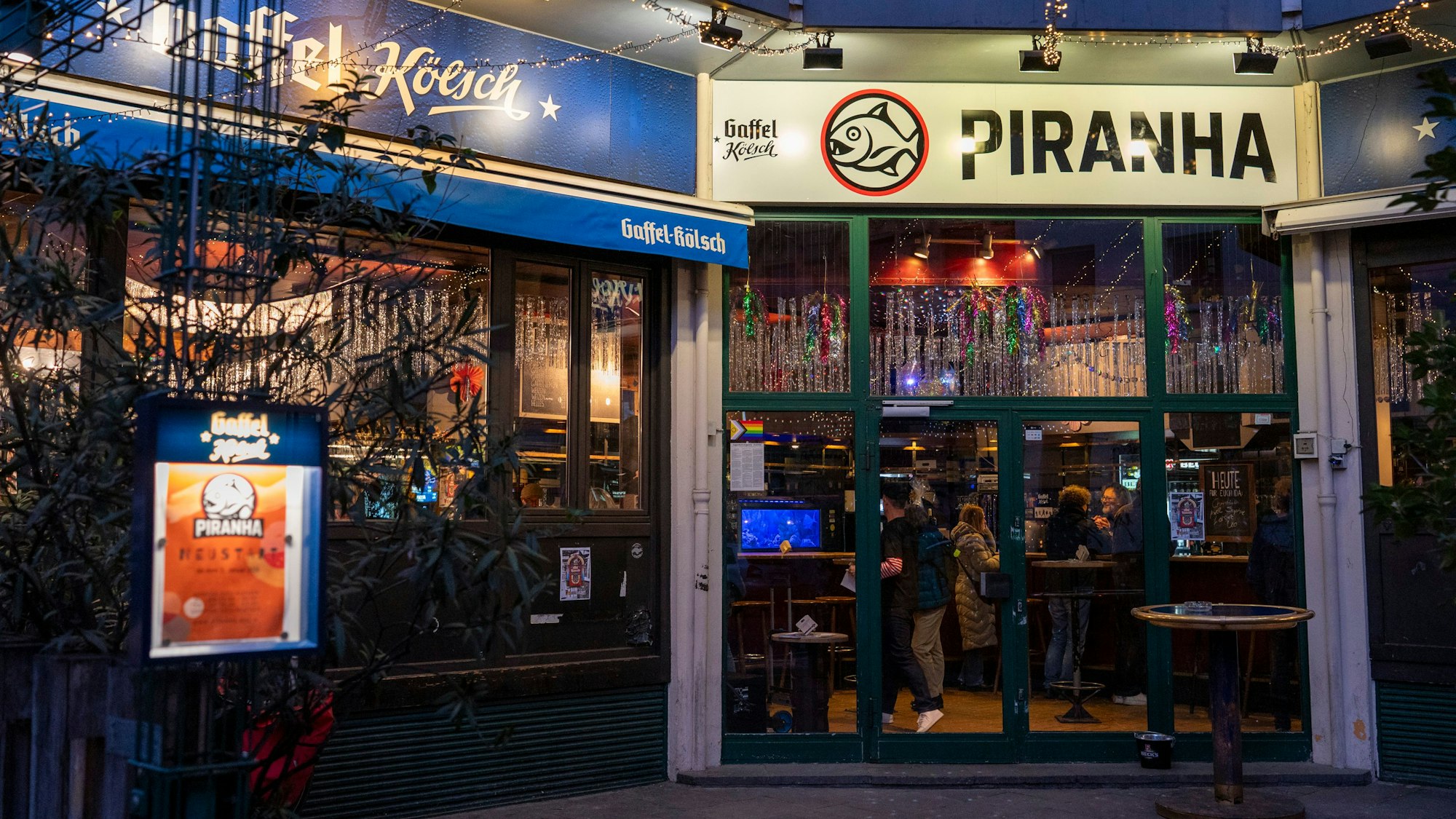 Die Piranha Bar hat direkt ein neues Schild erhalten: vorher war es dunkelblau, jetzt weiß.