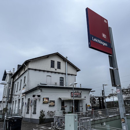 Das alte Bahnhofsgebäude in Leichlingen steht zum Verkauf.