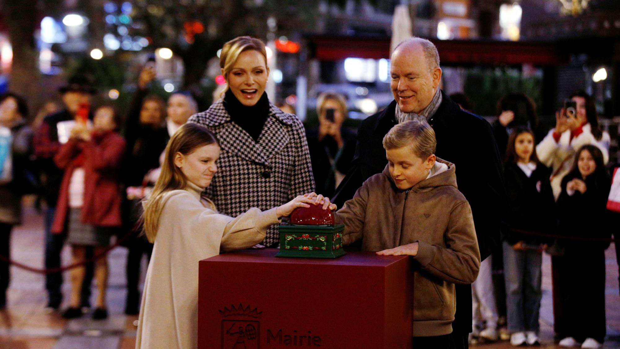 Prinzessin Gabriella und Prinz Jacques drücken den Knopf.