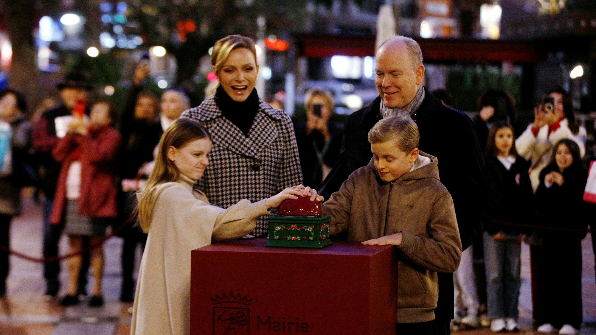 Prinzessin Gabriella und Prinz Jacques drücken den Knopf.