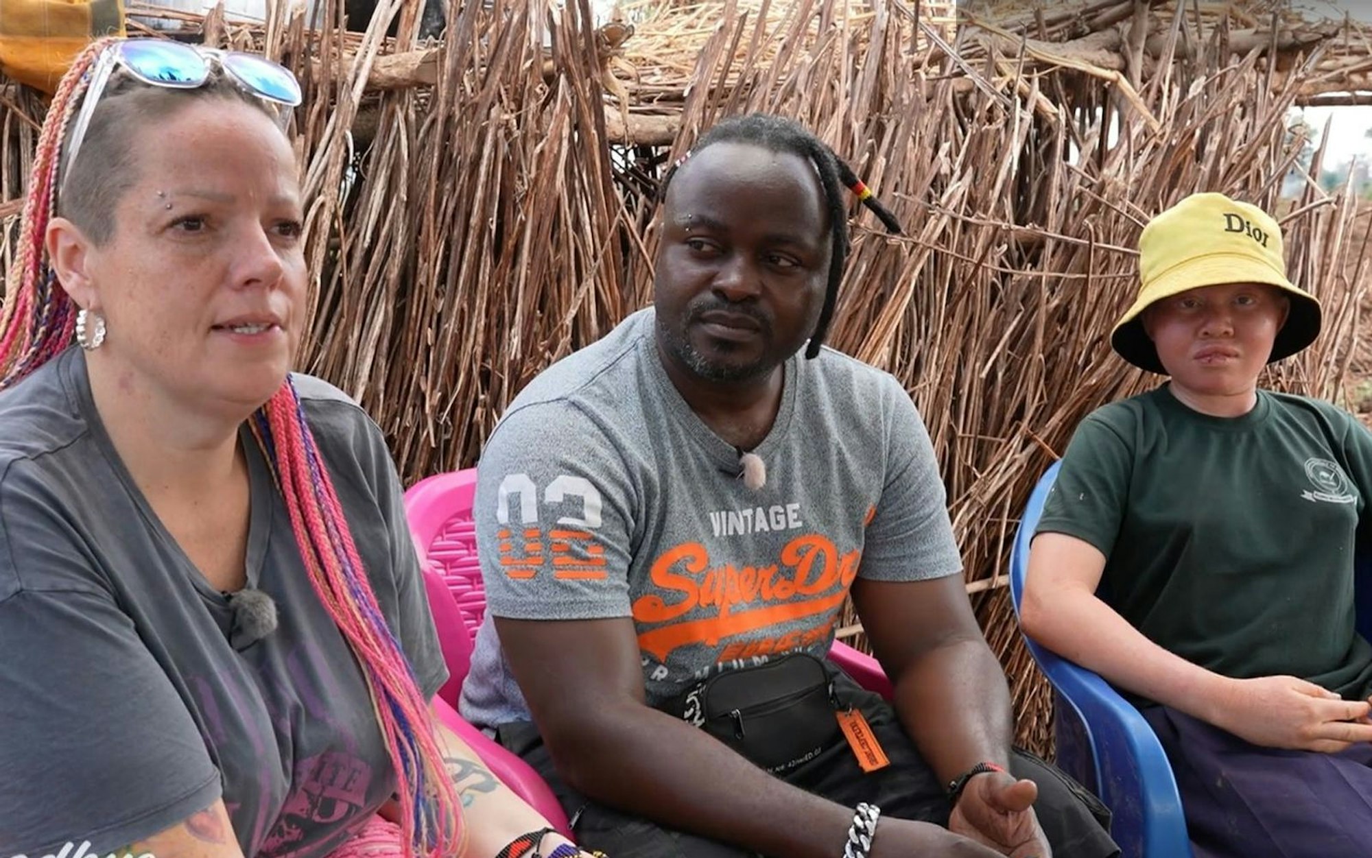 Die 14-jährige Yunge (rechts) hat es schwer - Janine und Attu wollen helfen. (Bild: RTL)