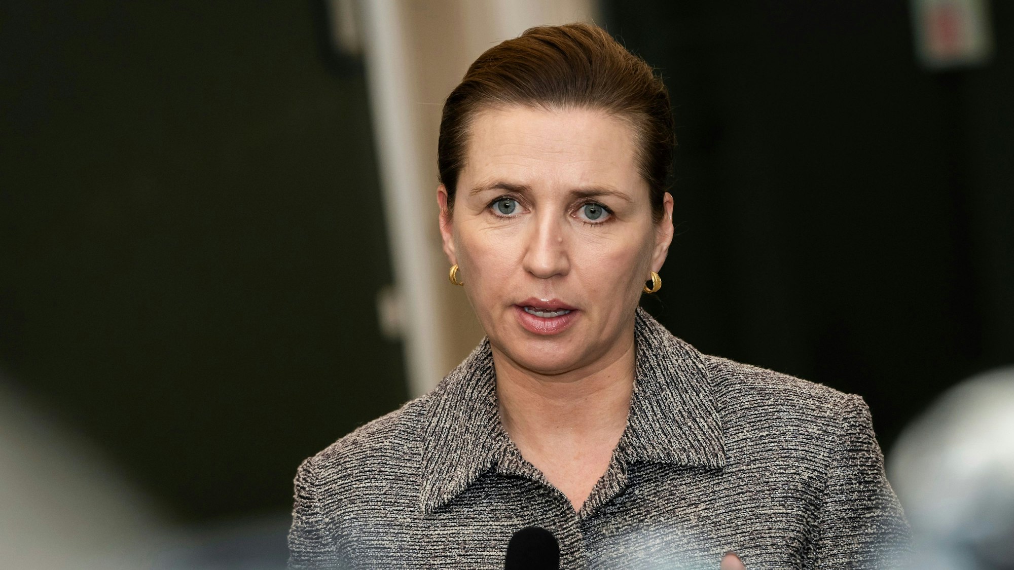 Dänemarks Ministerpräsidentin Mette Frederiksen spricht in ein Mikrofon.