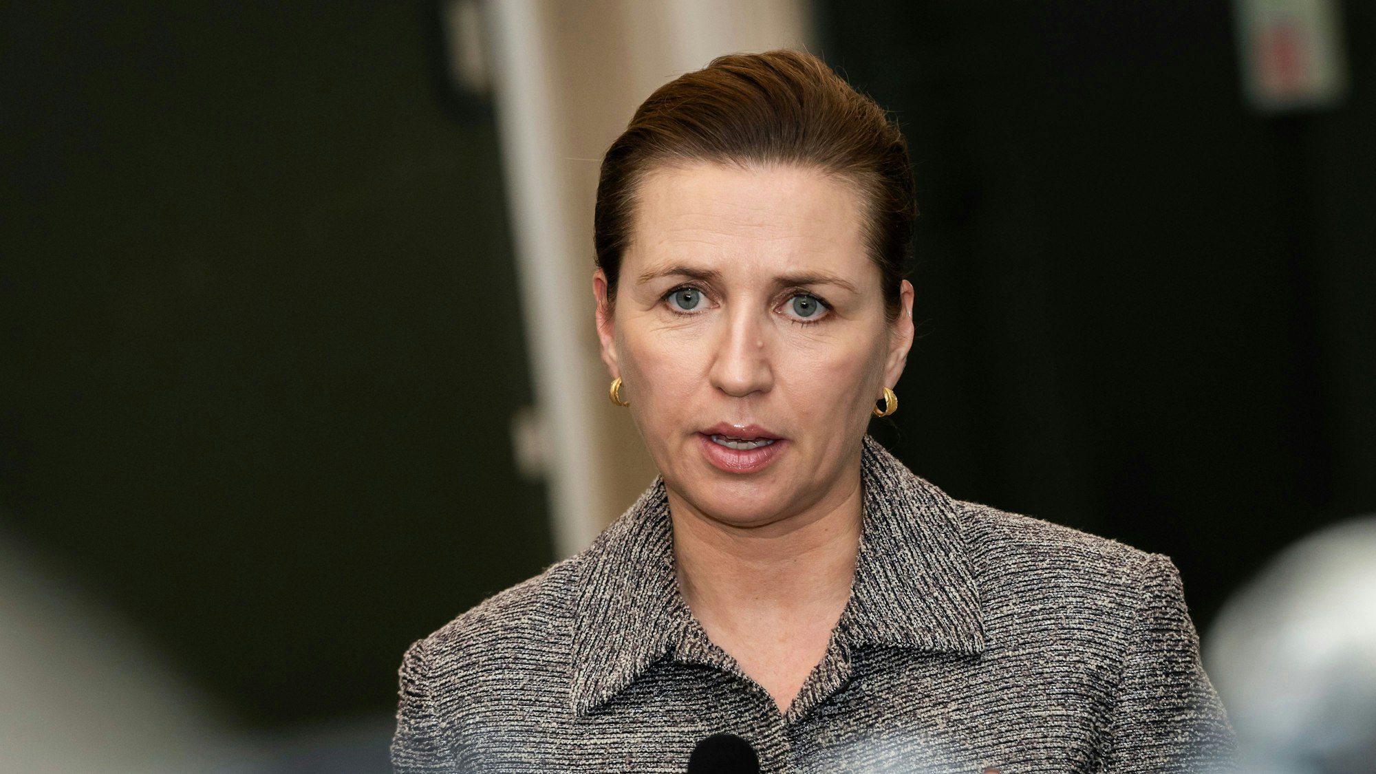 Dänemarks Ministerpräsidentin Mette Frederiksen spricht in ein Mikrofon. Foto: Emil Nicolai Helms/Ritzau Scanpix Foto/dpa