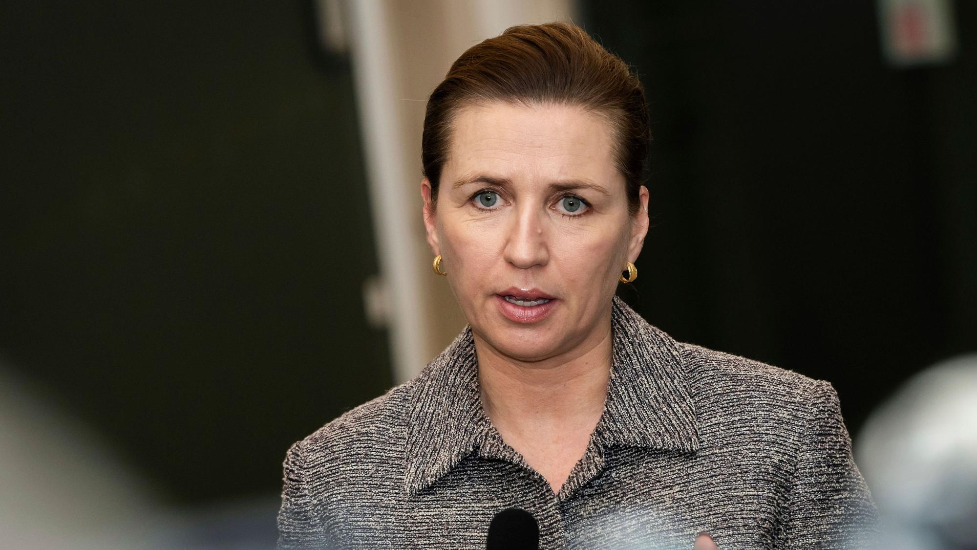 Dänemarks Ministerpräsidentin Mette Frederiksen spricht in ein Mikrofon.