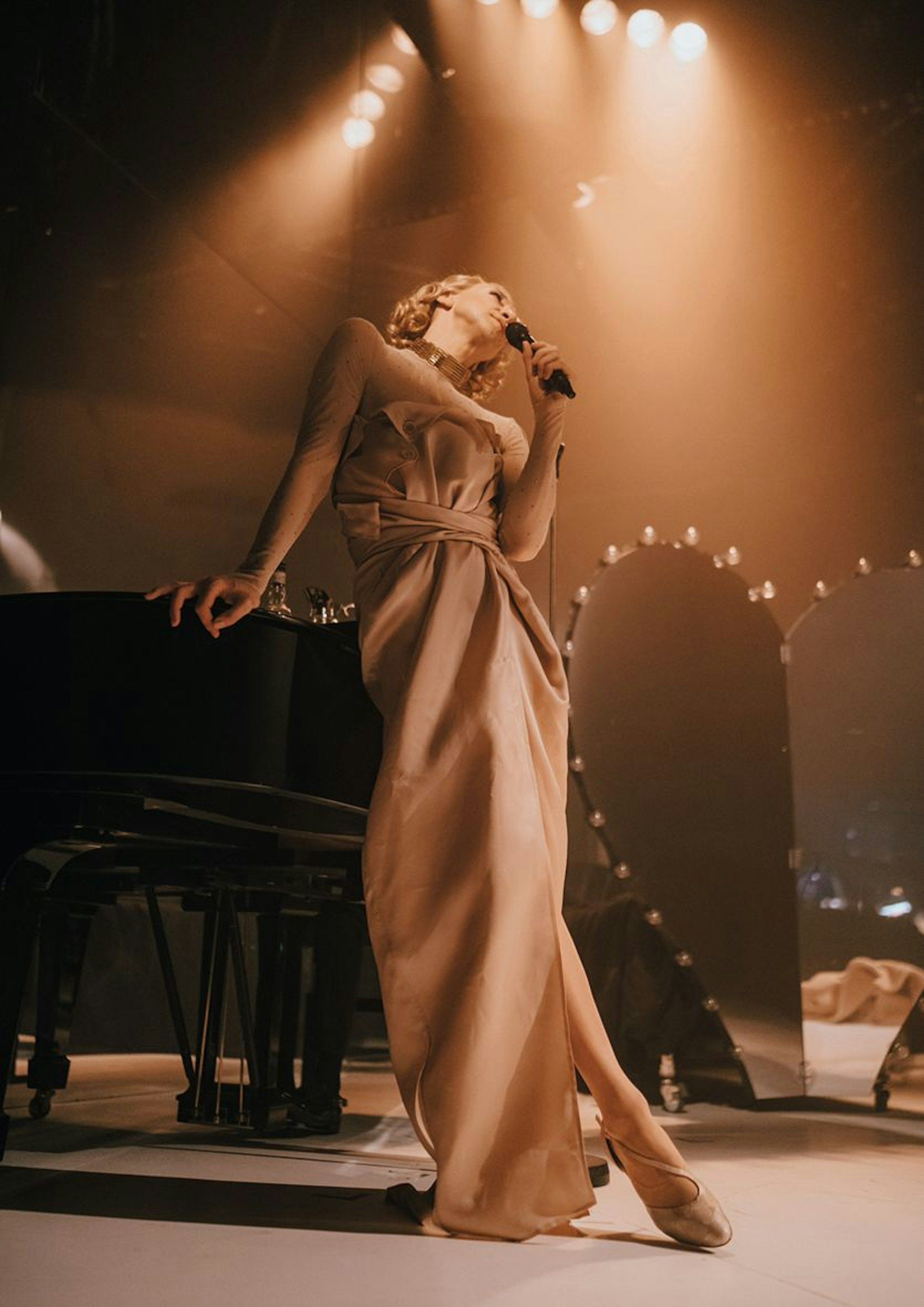 Der „Show- und Musical-Superstar“ Sven Ratzke spielt am Mittwoch, 25. Februar, Marlene Dietrich – „von Kopf bis Fuß, von Text bis Gesang“.