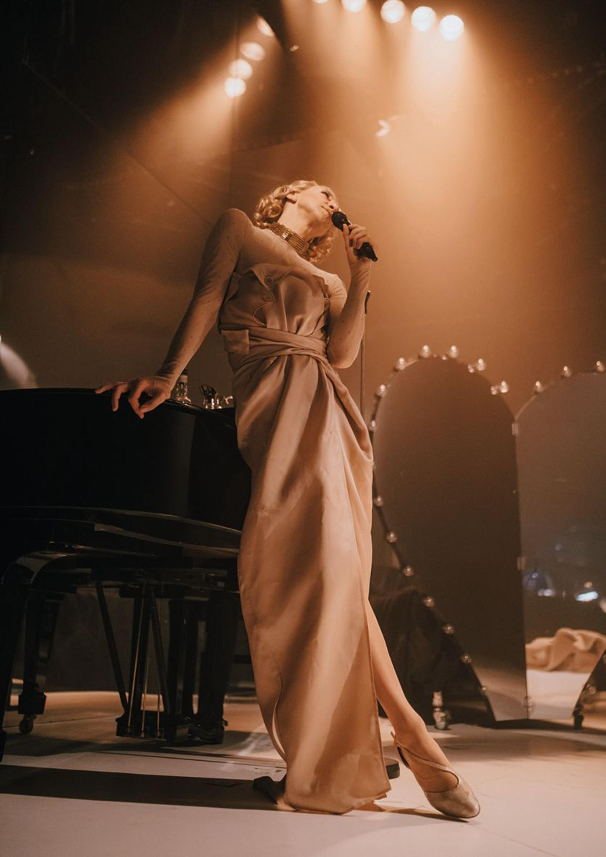 Der „Show- und Musical-Superstar“ Sven Ratzke spielt am Mittwoch, 25. Februar, Marlene Dietrich – „von Kopf bis Fuß, von Text bis Gesang“.