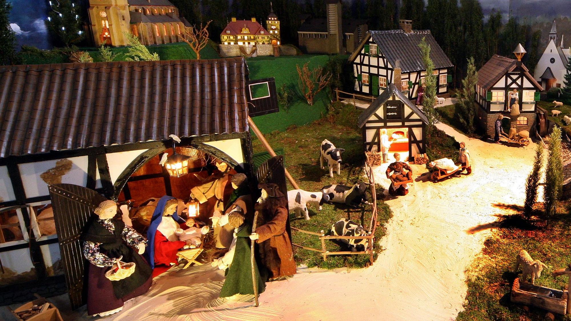 In einer Krippenlandschaft in der St.-Rochus-Kirche von Bergisch Gladbach-Sand sind zahlreiche Gebäude aus der Region wiederzuerkennen.