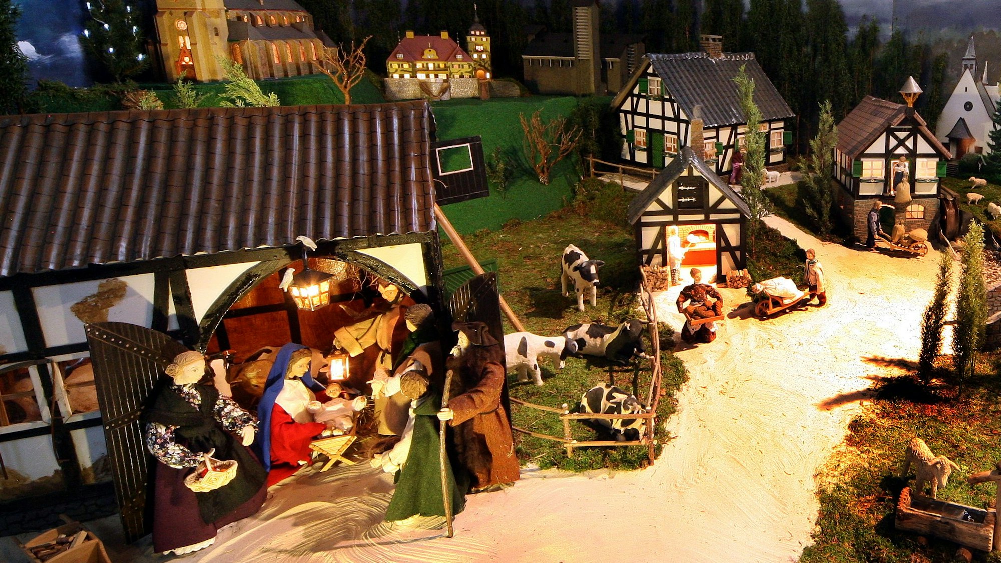 In einer Krippenlandschaft in der St.-Rochus-Kirche von Bergisch Gladbach-Sand sind zahlreiche Gebäude aus der Region wiederzuerkennen.