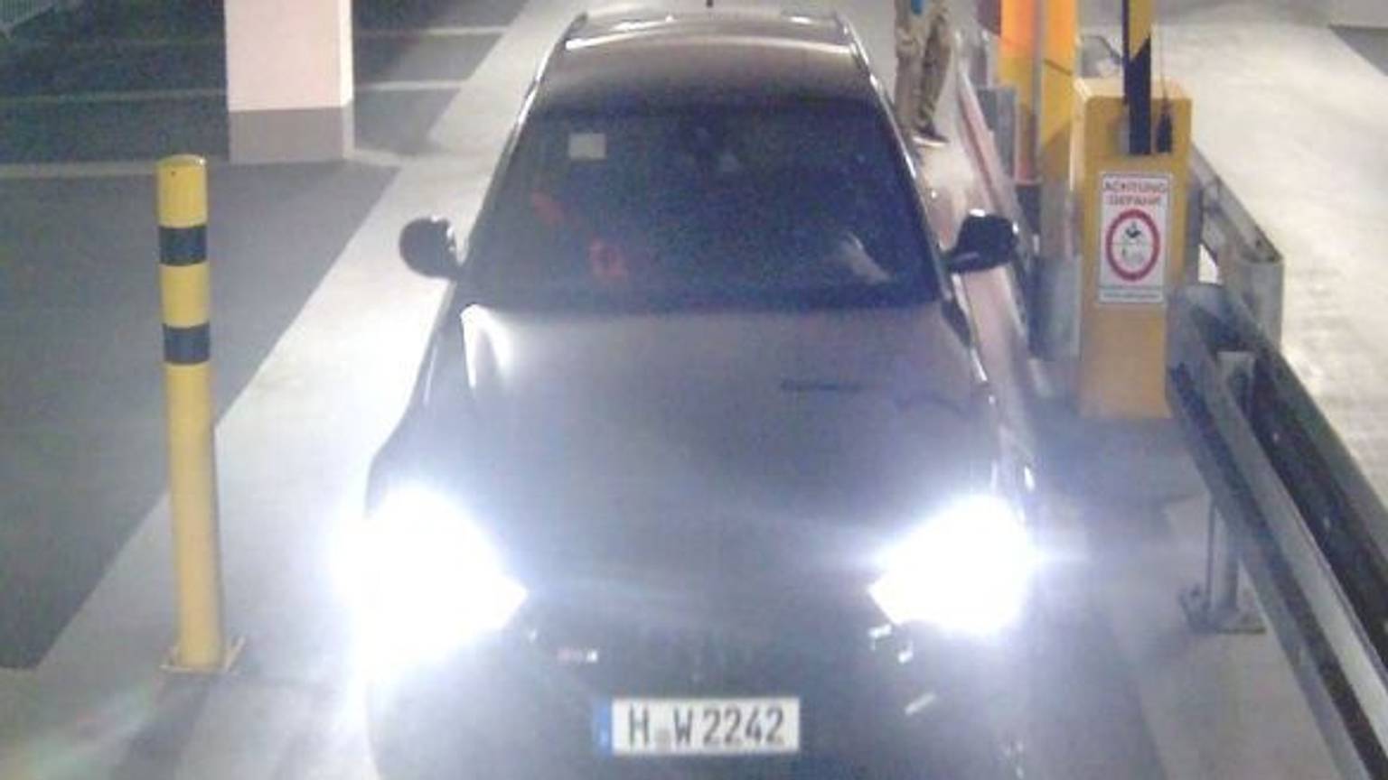 Das Bild zeigt ein im Zusammenhang mit dem Überfall auf eine Sparkasse in Gelsenkirchen durch die Polizei Nordrhein-Westfalen veröffentlichtes Foto eines Fahrzeugs (mit Hannoveraner Kennzeichen).