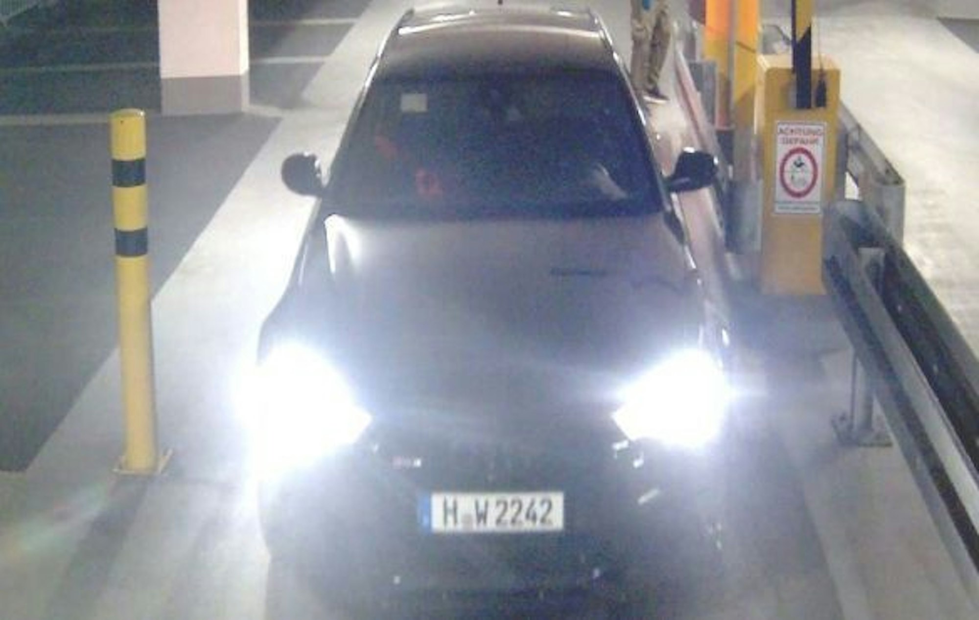 Das Bild zeigt ein im Zusammenhang mit dem Überfall auf eine Sparkasse in Gelsenkirchen durch die Polizei Nordrhein-Westfalen veröffentlichtes Foto eines Fahrzeugs (mit Hannoveraner Kennzeichen).