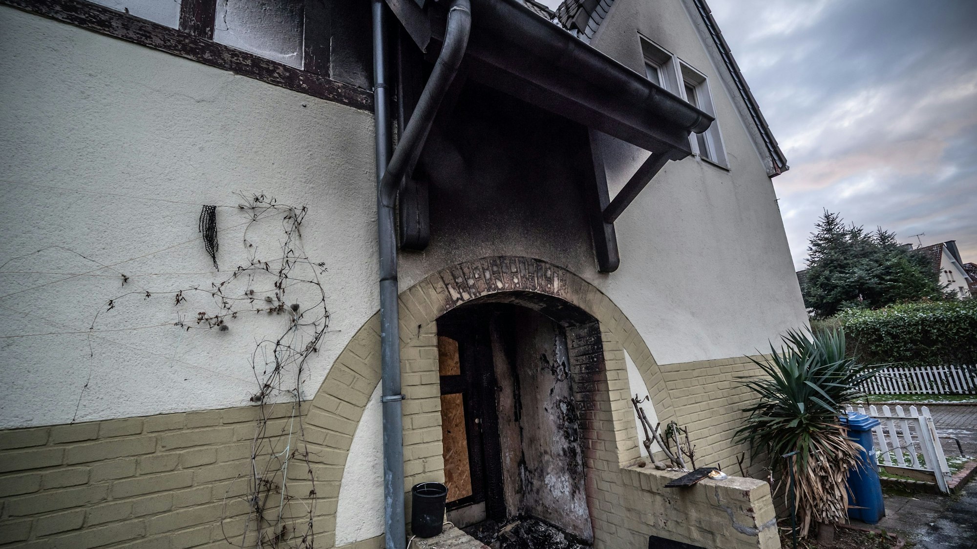 Durch einen Brand beschädigtes Koloniehaus in der August-Wilhelm-von-Hofmann-Straße Bild: Ralf Krieger