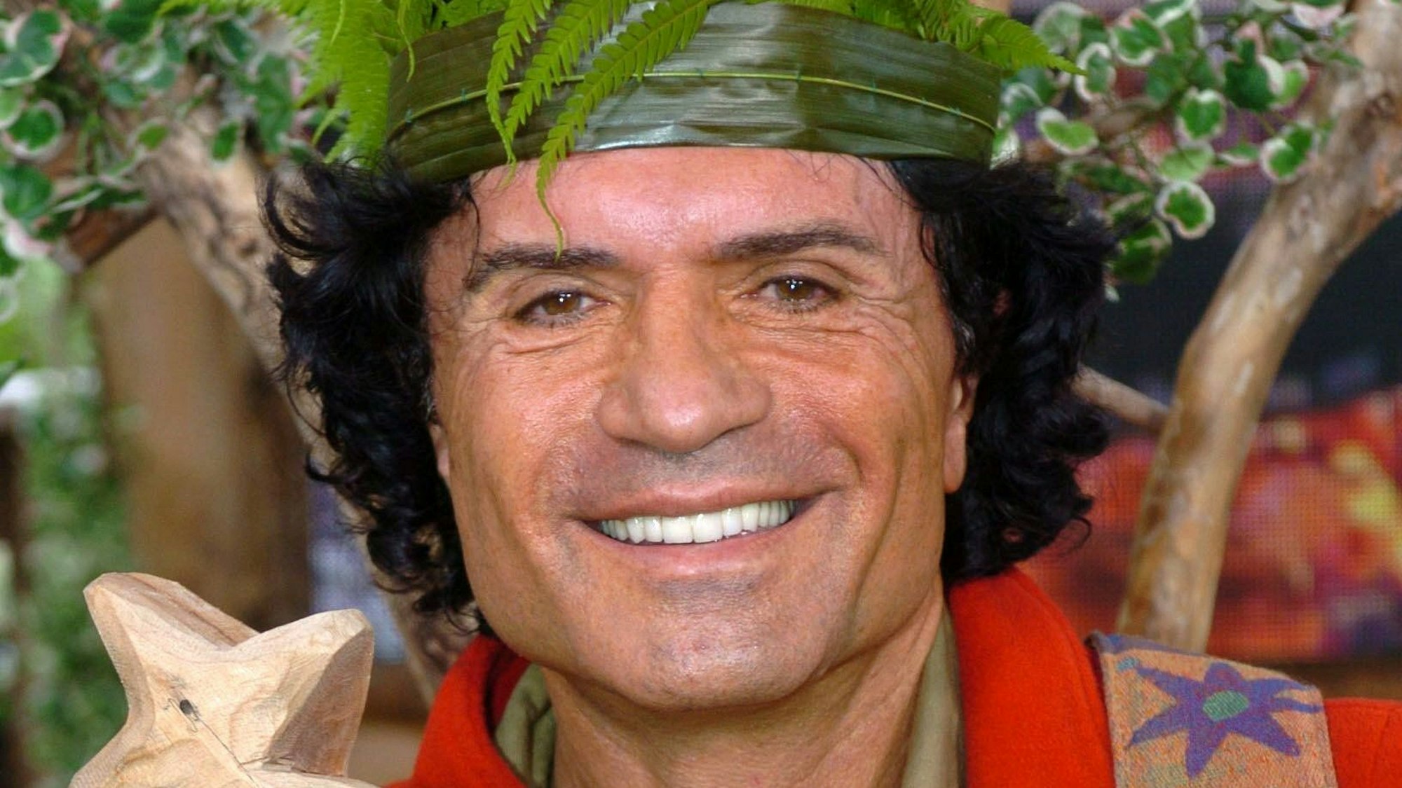 Costa Cordalis mit Holzzepter und Dschungelkrone.