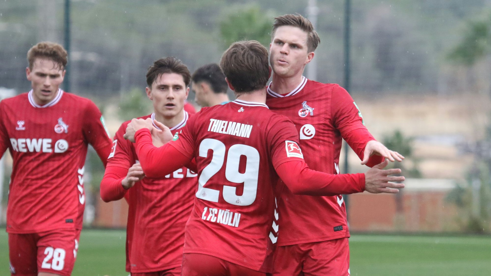 Die Kölner feiern den Treffer von Marius Bülter (r.) zur 1:0-Führung.