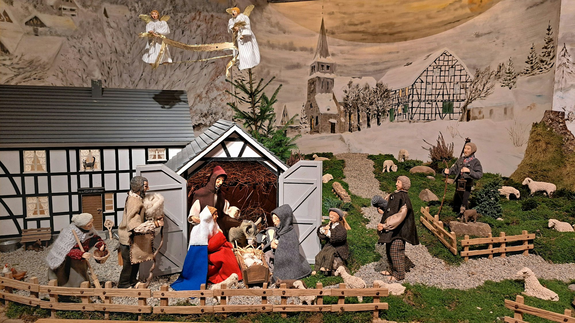 Winterlich ist die Krippenkulisse in der Biesfelder Pfarrkirche.
