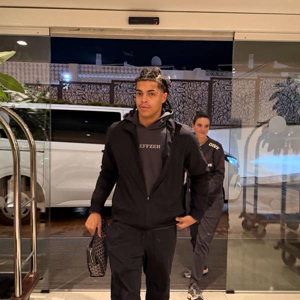Neuzugang Jahmai Simpson-Pusey am Montagabend bei der Ankunft im Teamhotel des 1. FC Köln in La Nucia. Einen „Effzeh“-Hoodie hat er schon mal an.