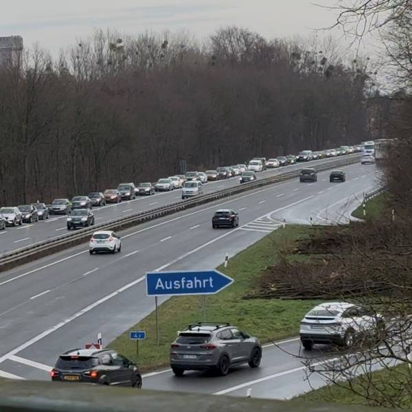 Zu sehen ist eine Autobahn, auf der sich auf einer Spur der Verkehr staut.