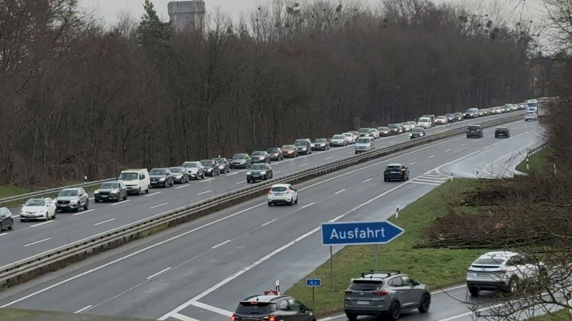 Zu sehen ist eine Autobahn, auf der sich auf einer Spur der Verkehr staut.