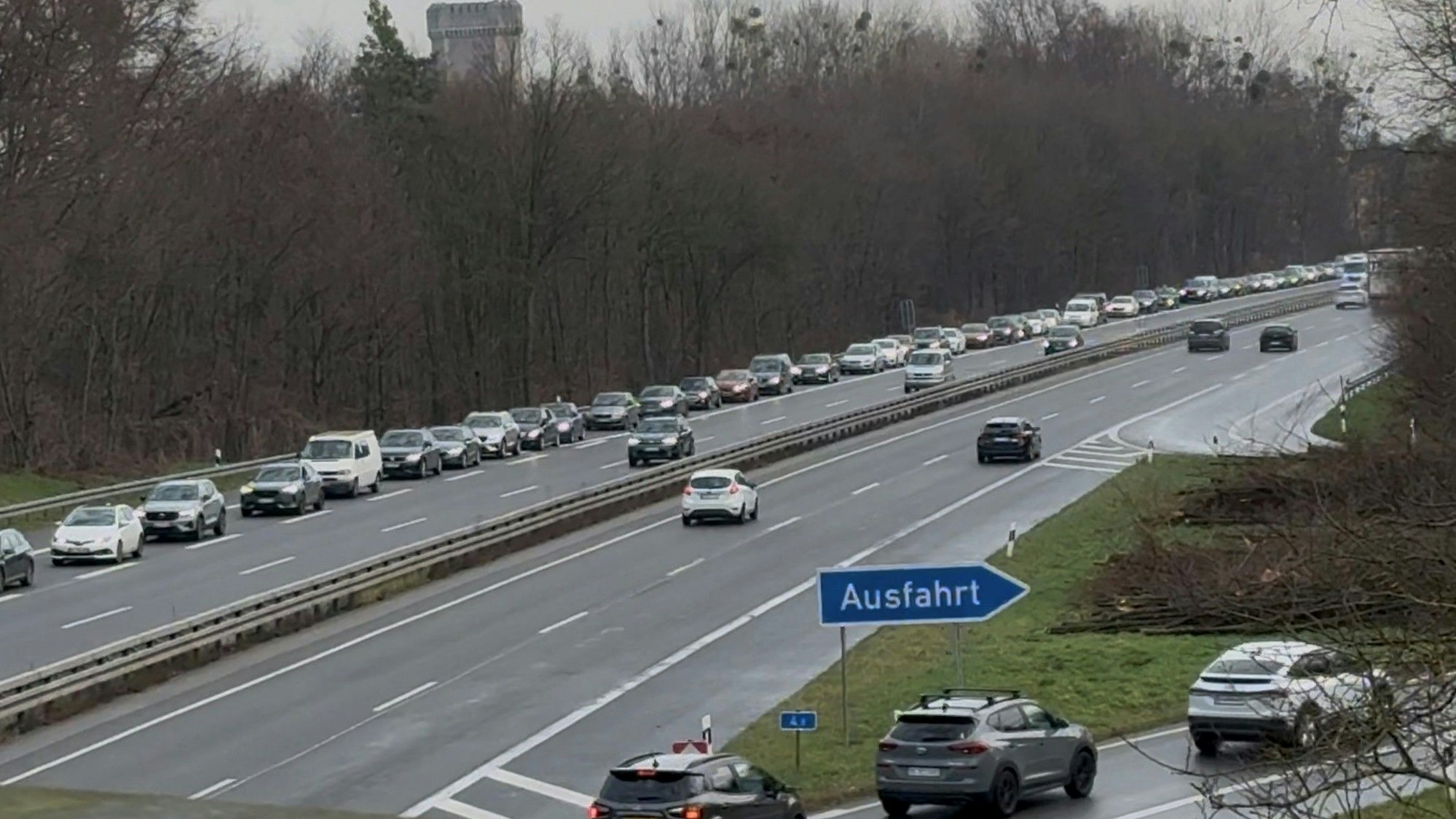 Zu sehen ist eine Autobahn, auf der sich auf einer Spur der Verkehr staut.