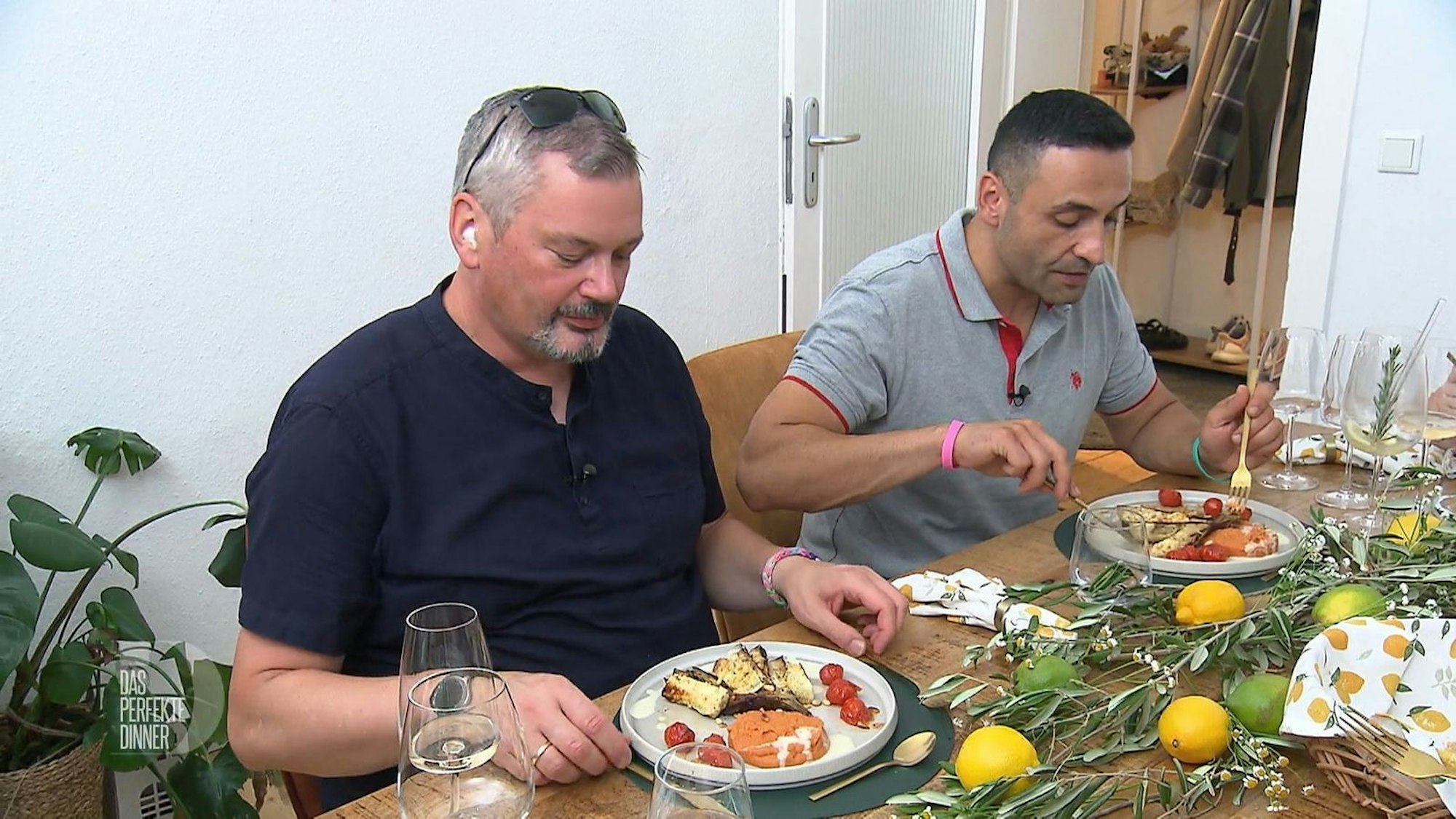 Halloumi-Kenner Adib segnet Kiras Eigenkreation ab.
(Bild: RTL)