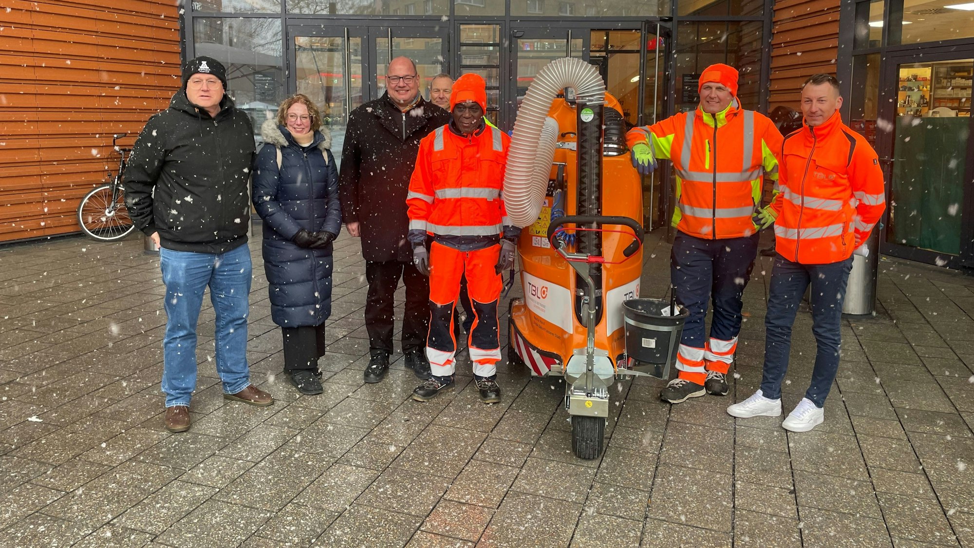 Stefan Hebbel mit Personal von TBL und JSL.