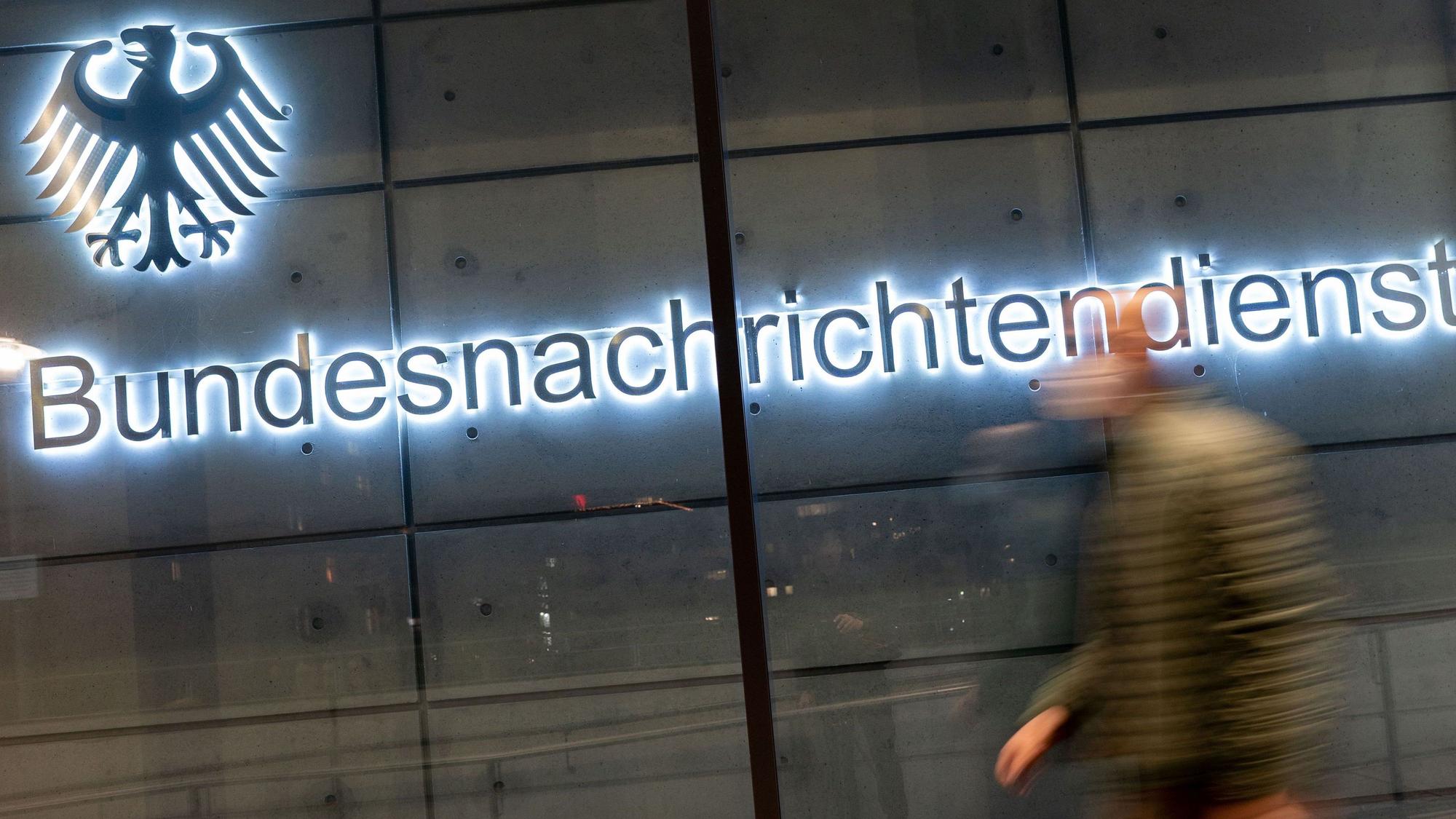 Ein Mitarbeiter verlässt die Niederlassung des Bundesnachrichtendienstes (BND) in Berlin. (Archivfoto)