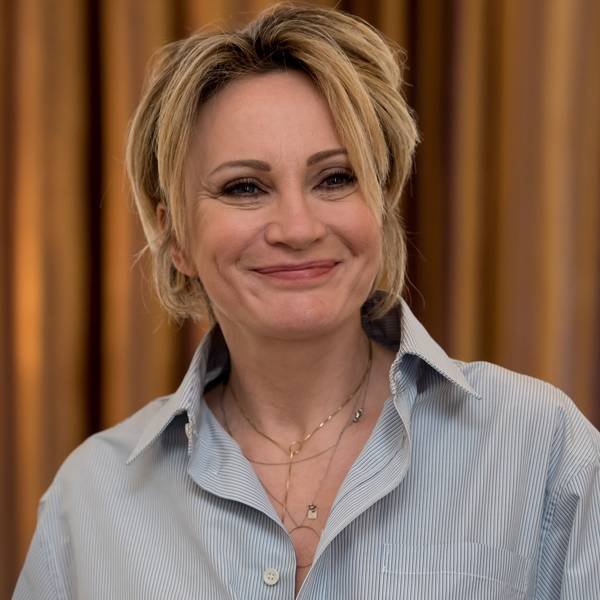 Patricia Kaas lächelt in die Kamera.