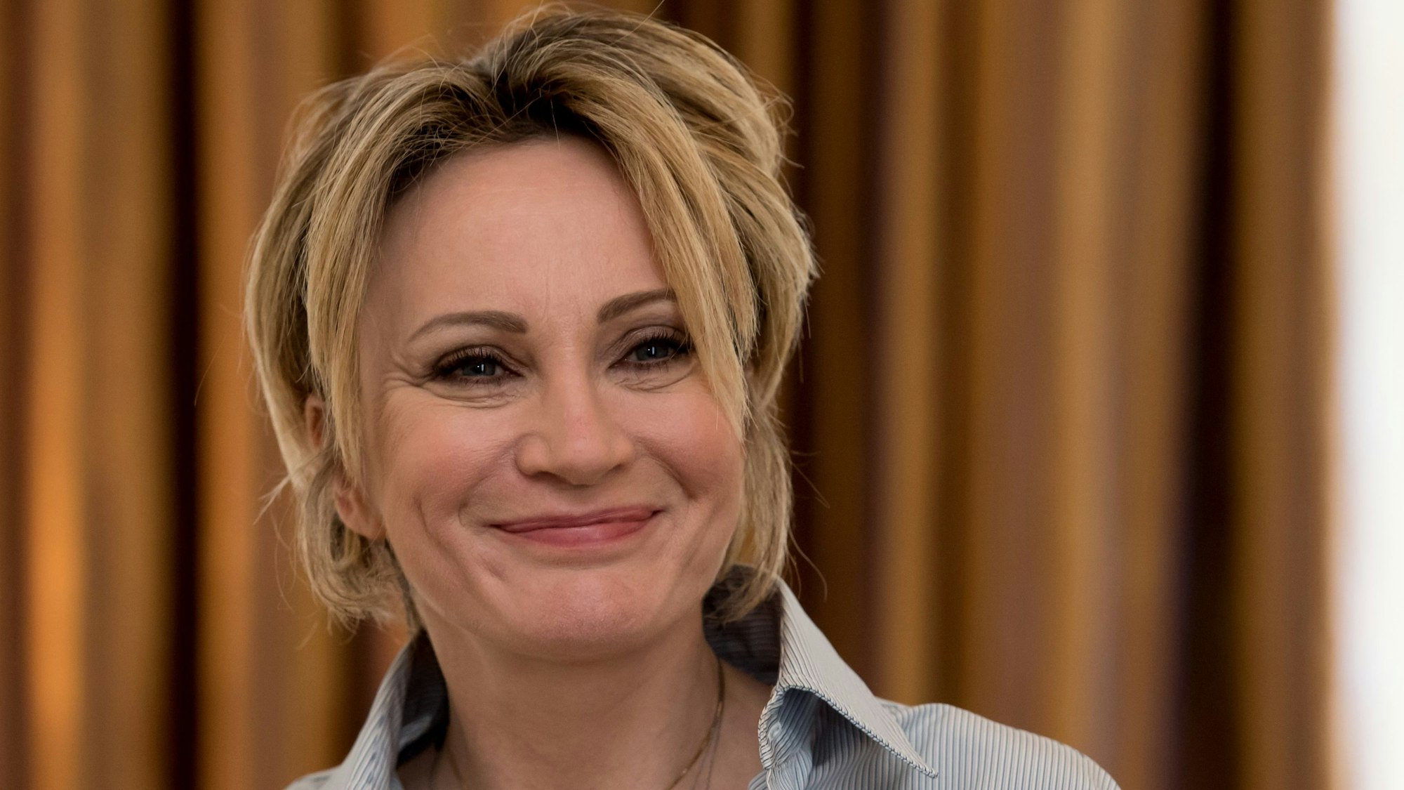 Patricia Kaas lächelt in die Kamera.