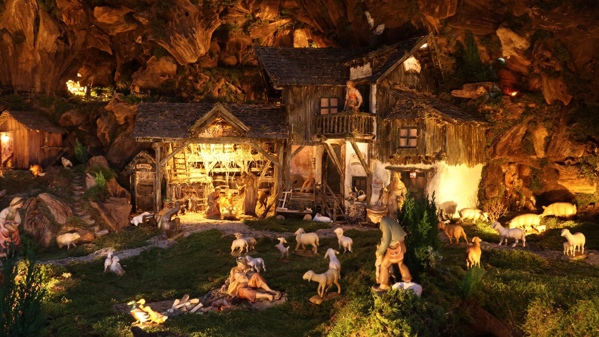 Genau hinzuschauen lohnt sich: Wie ein Wimmelbild wirkt die Krippenlandschaft von St. Sebastianus in Friesenhagen (Landkreis Altenkirchen), Klosterstraße 1. Etwa 1000 Wurzeln sind für diesen aufwendigen Bau verwendet worden.