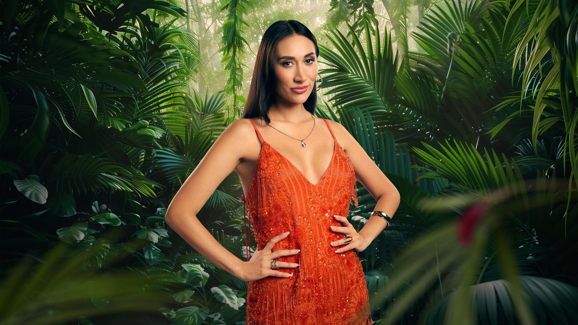 Samira Yavuz steht im Dschungel.