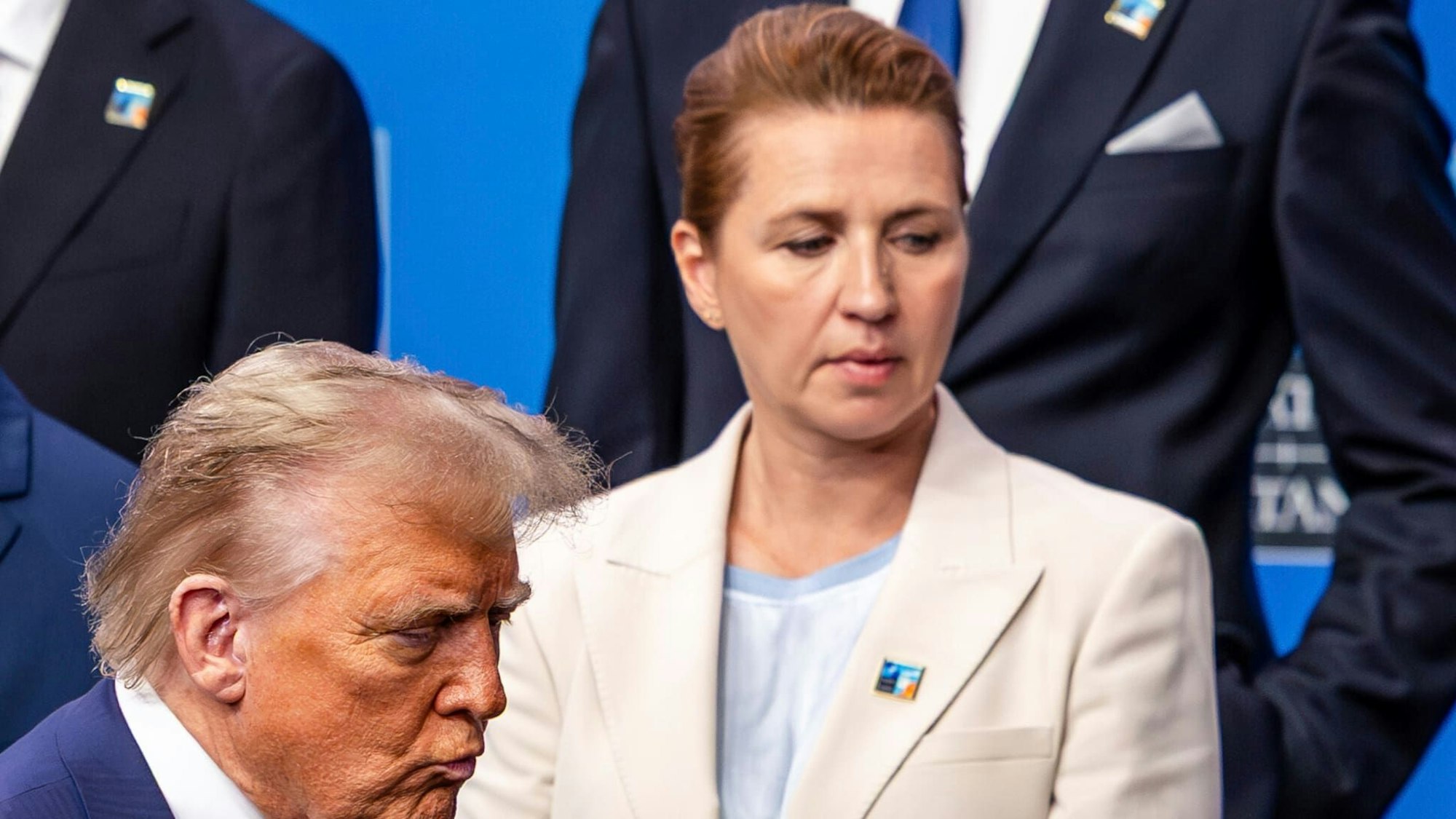 Frostige Stimmung herrscht zwischen Dänemarks Ministerpräsidentin Mette Frederiksen und US-Präsident Donald Trump. Unser Bild zeigt beide beim Nato-Gipfel im Juni 2025.