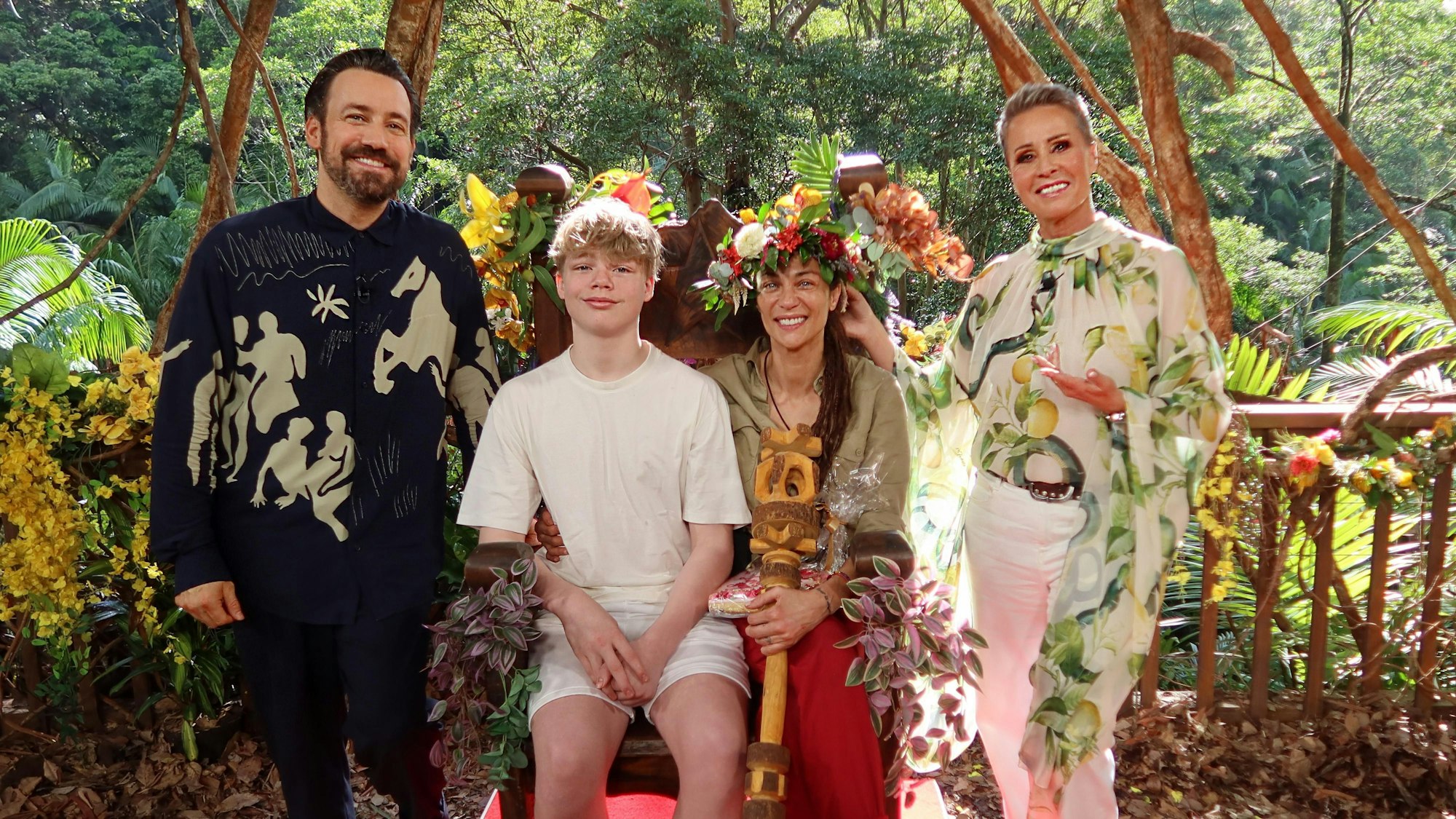 Lilly Becker (mit Sohn Amadeus auf dem Schoß) ist die (noch) amtierende Dschungelkönigin 2025.