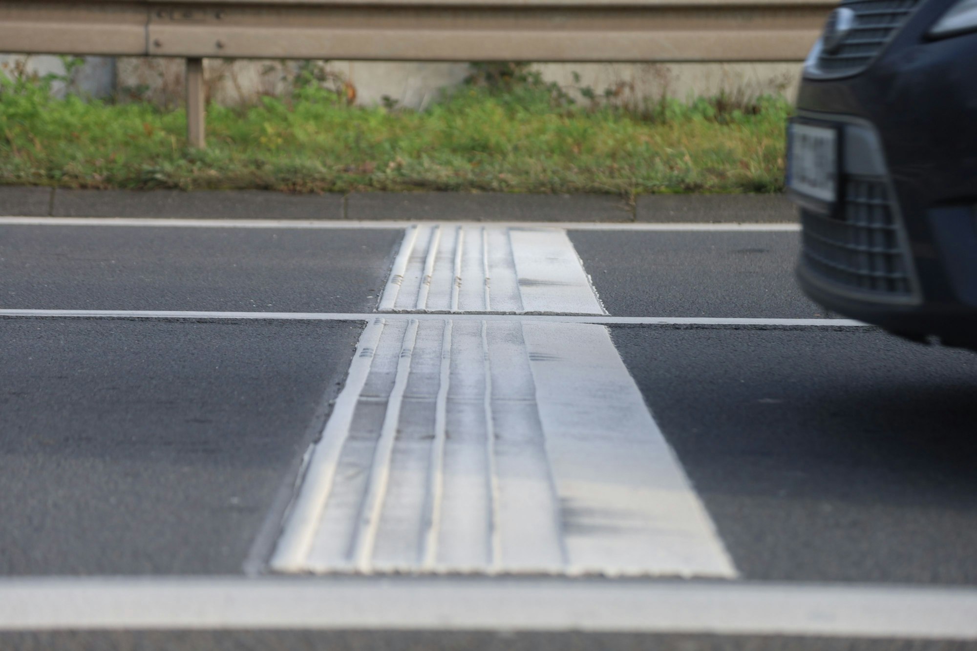 Ein am Niehler Ei in die Straße eingefräster Rüttelstreifen