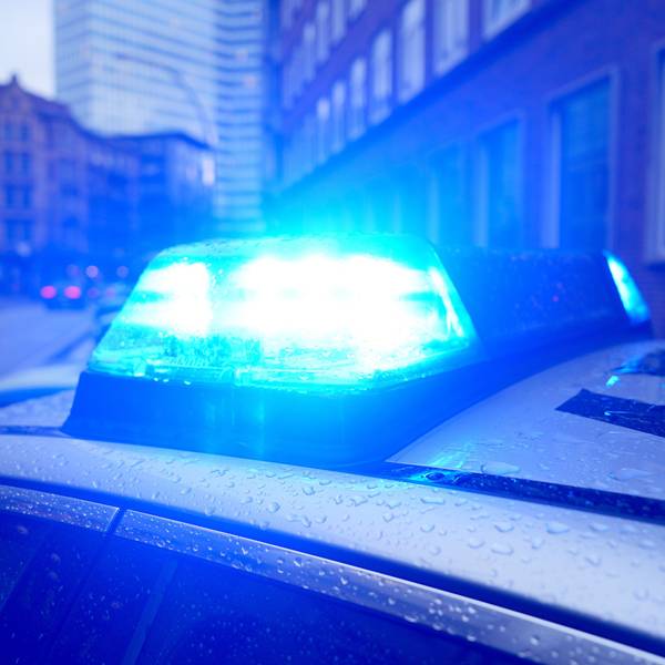 Ein Blaulicht leuchtet auf dem Dach eines Polizeiautos.