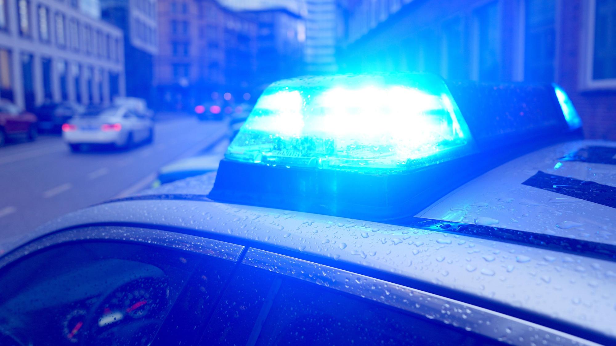 Ein Blaulicht leuchtet auf dem Dach eines Polizeiautos.