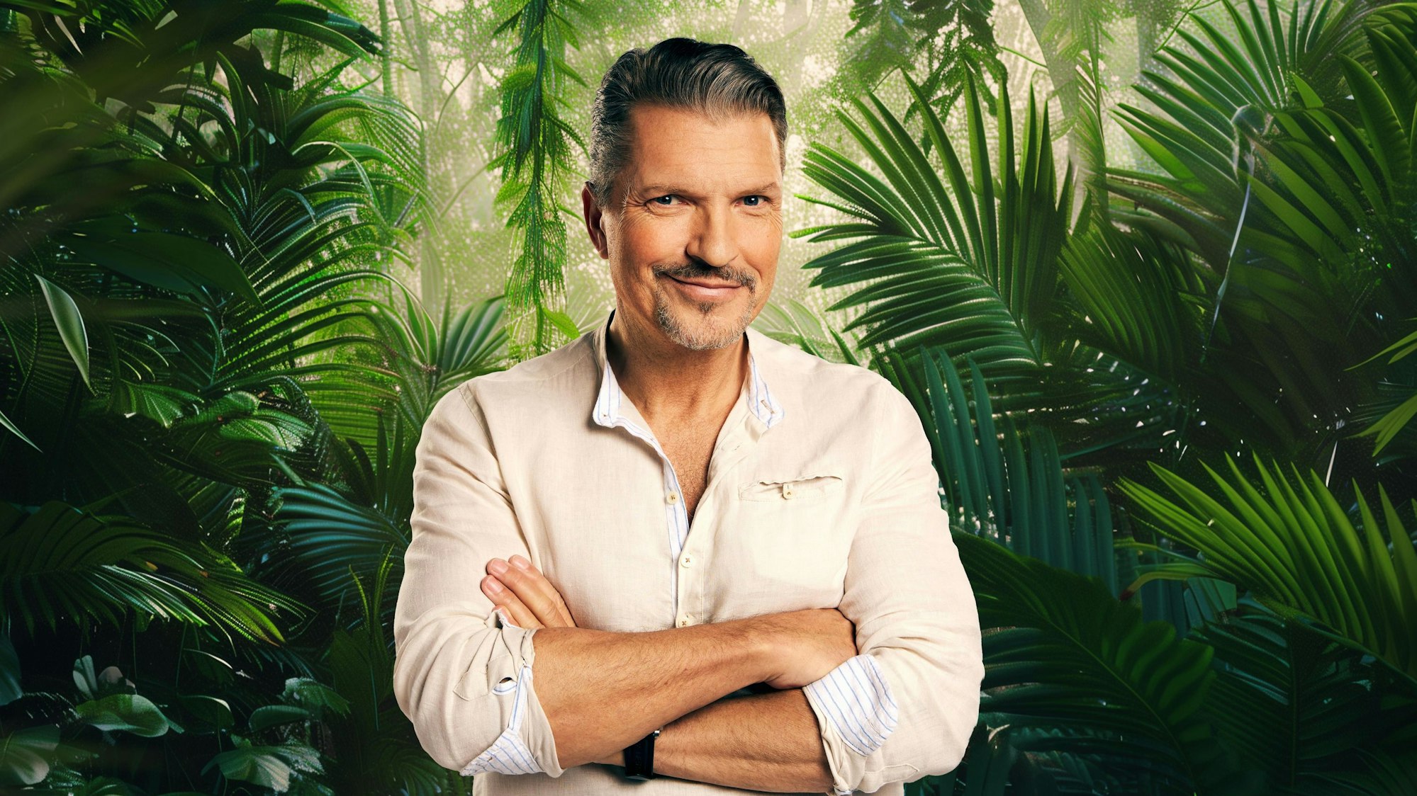 Hardy Krüger jr. steht im Dschungel.