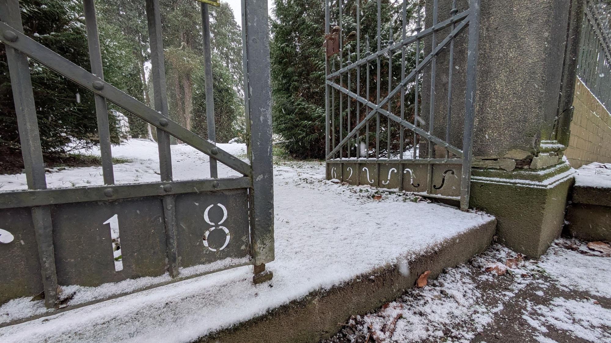 Ein schmiedeeisernes Tor an einem Friedhof