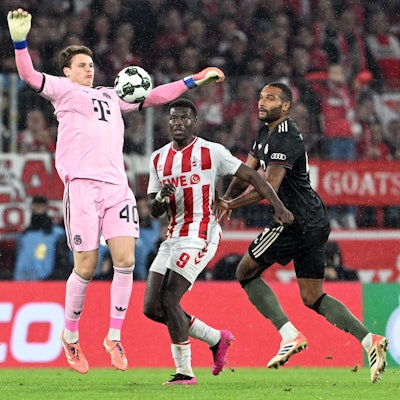 Das Bild zeigt eine Szene aus dem Pokalspiel zwischen dem 1. FC Köln und dem FC Bayern München.