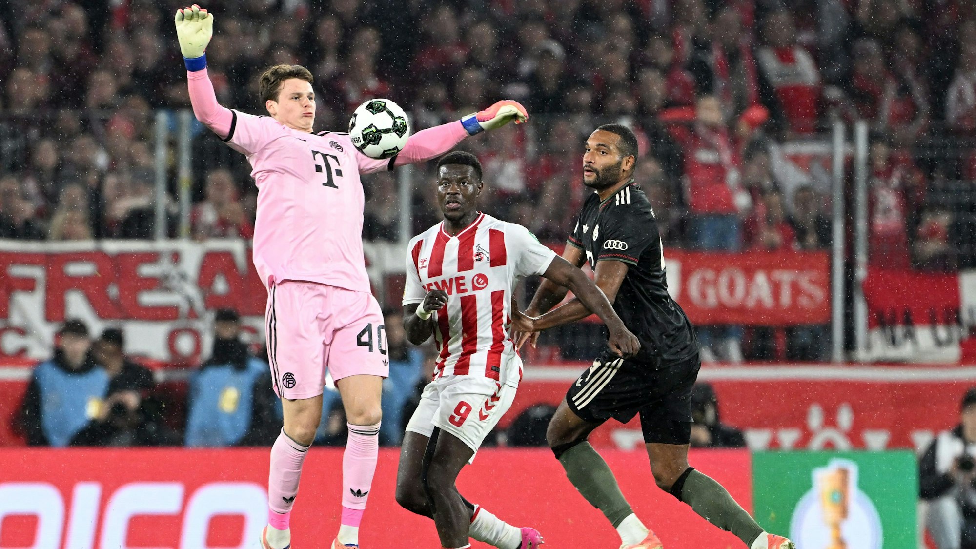 Das Bild zeigt eine Szene aus dem Pokalspiel zwischen dem 1. FC Köln und dem FC Bayern München.