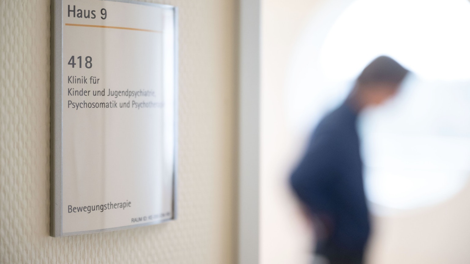 Das Bild zeigt ein Schild einer Station der Klinik für Kinder und Jugendpsychiatrie, Psychosomatik und Psychotherapie des Klinikums Esslingen hängt an einer Wand. Foto: Marijan Murat/dpa