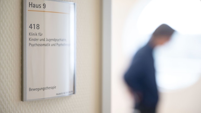 Das Bild zeigt ein Schild einer Station der Klinik für Kinder und Jugendpsychiatrie, Psychosomatik und Psychotherapie des Klinikums Esslingen hängt an einer Wand. Foto: Marijan Murat/dpa