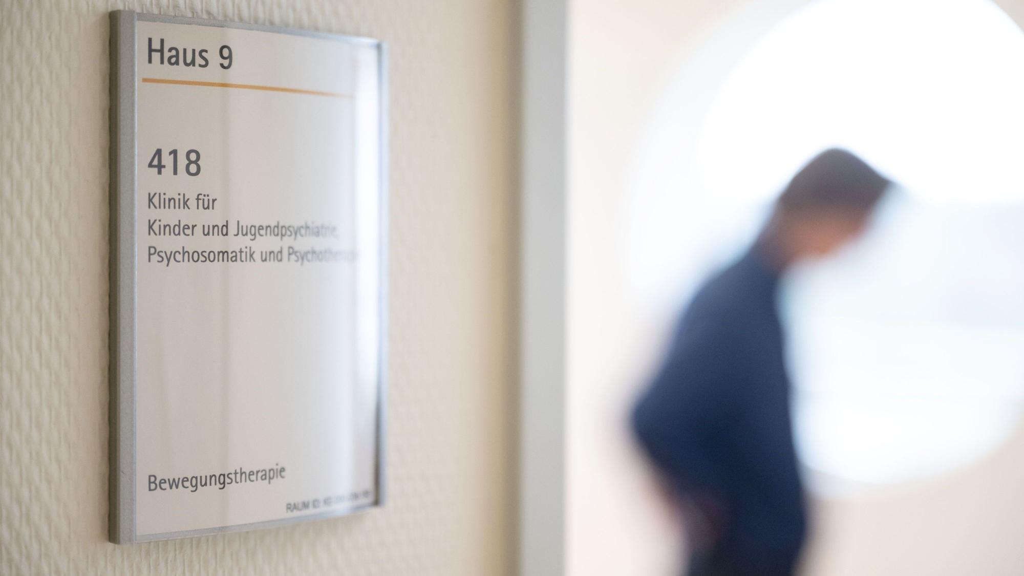 Das Bild zeigt ein Schild einer Station der Klinik für Kinder und Jugendpsychiatrie, Psychosomatik und Psychotherapie des Klinikums Esslingen hängt an einer Wand. Foto: Marijan Murat/dpa