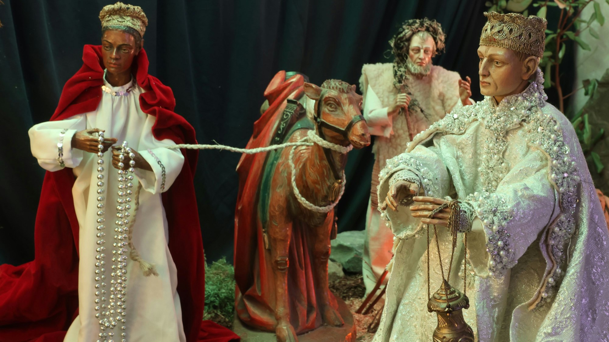 Prägnant und eher klassisch gehalten ist die Krippe in der Morsbacher Basilika St. Gertrud, Heinrich-Halberstadt-Weg 7. Das prächtige Gotteshaus ist der Mittelpunkt in Morsbachs malerischem und historischem Oberdorf.