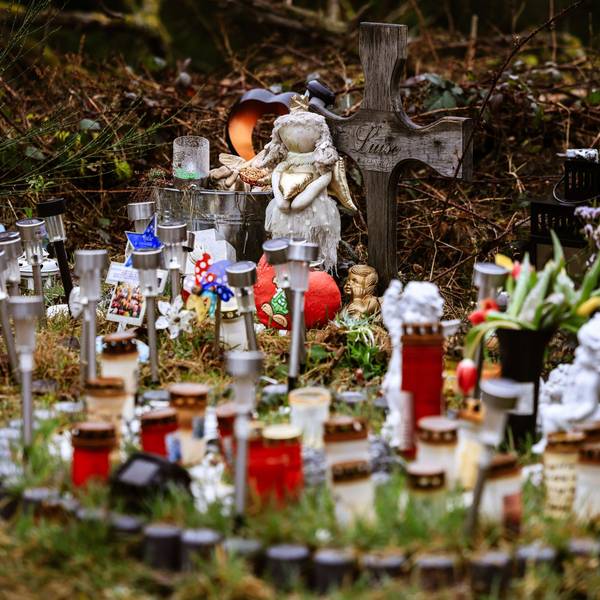 Kerzen, Blumen und Figuren liegen am Fundort an der Landesgrenze zwischen Rheinland-Pfalz und Nordrhein-Westfalen. Foto: Oliver Berg/dpa