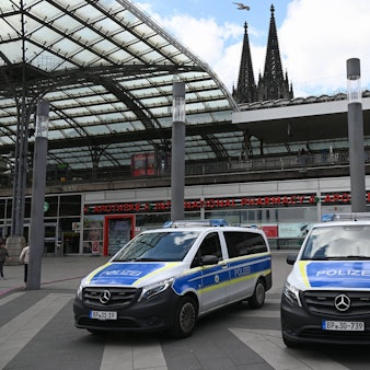 Polizeifahrzeuge vor Bahnhof und Kölner Dom
