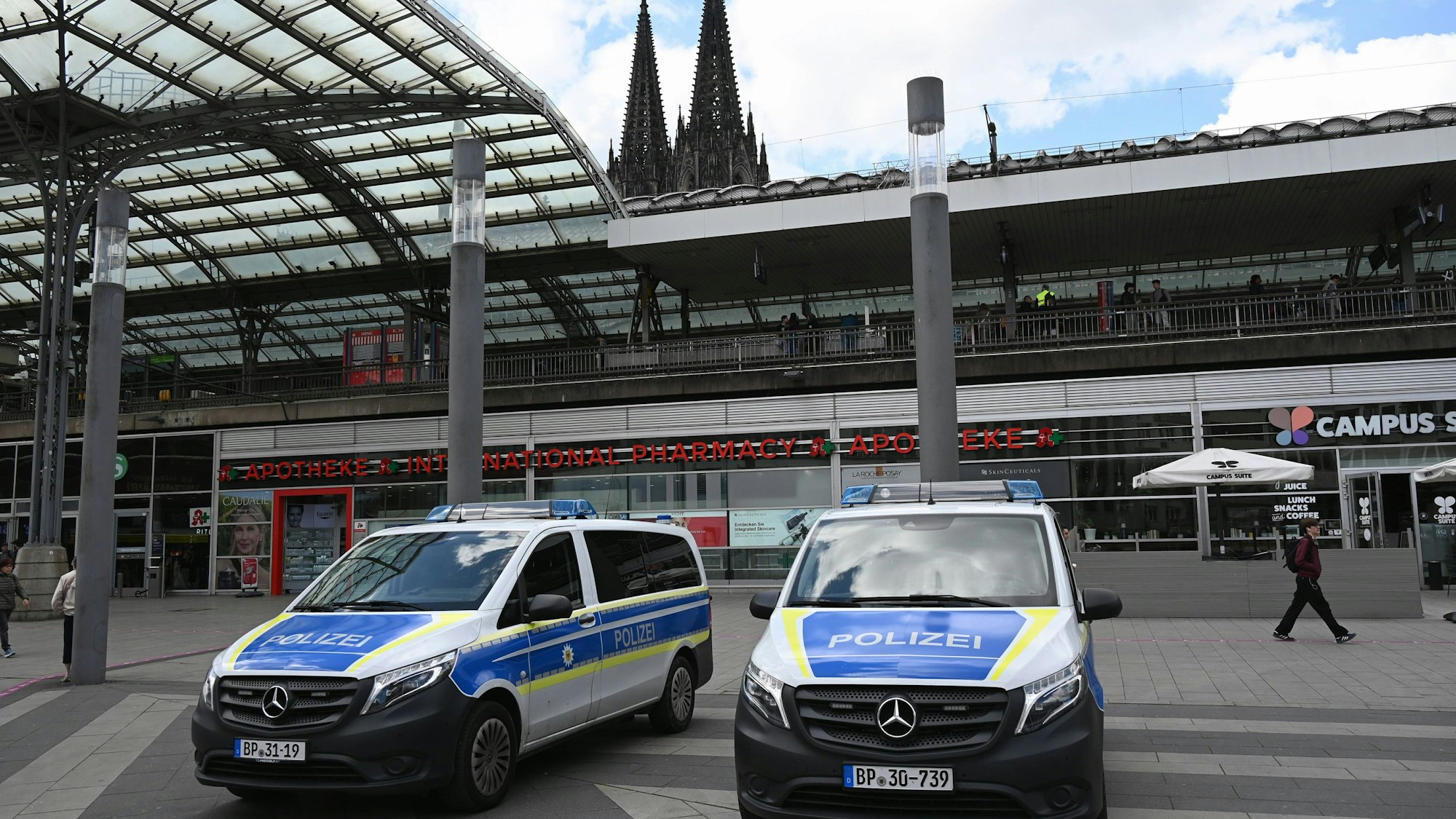 Polizeifahrzeuge vor Bahnhof und Kölner Dom