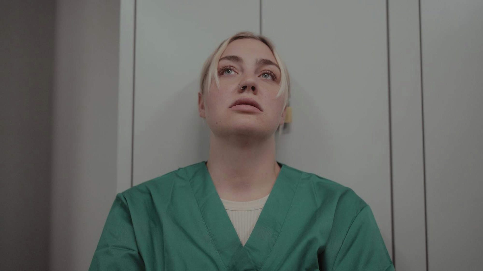 Jenny ist nach ihrer Schicht in der Pflege erschöpft. (Bild: ZDF/Benjamin Kahlmeyer)