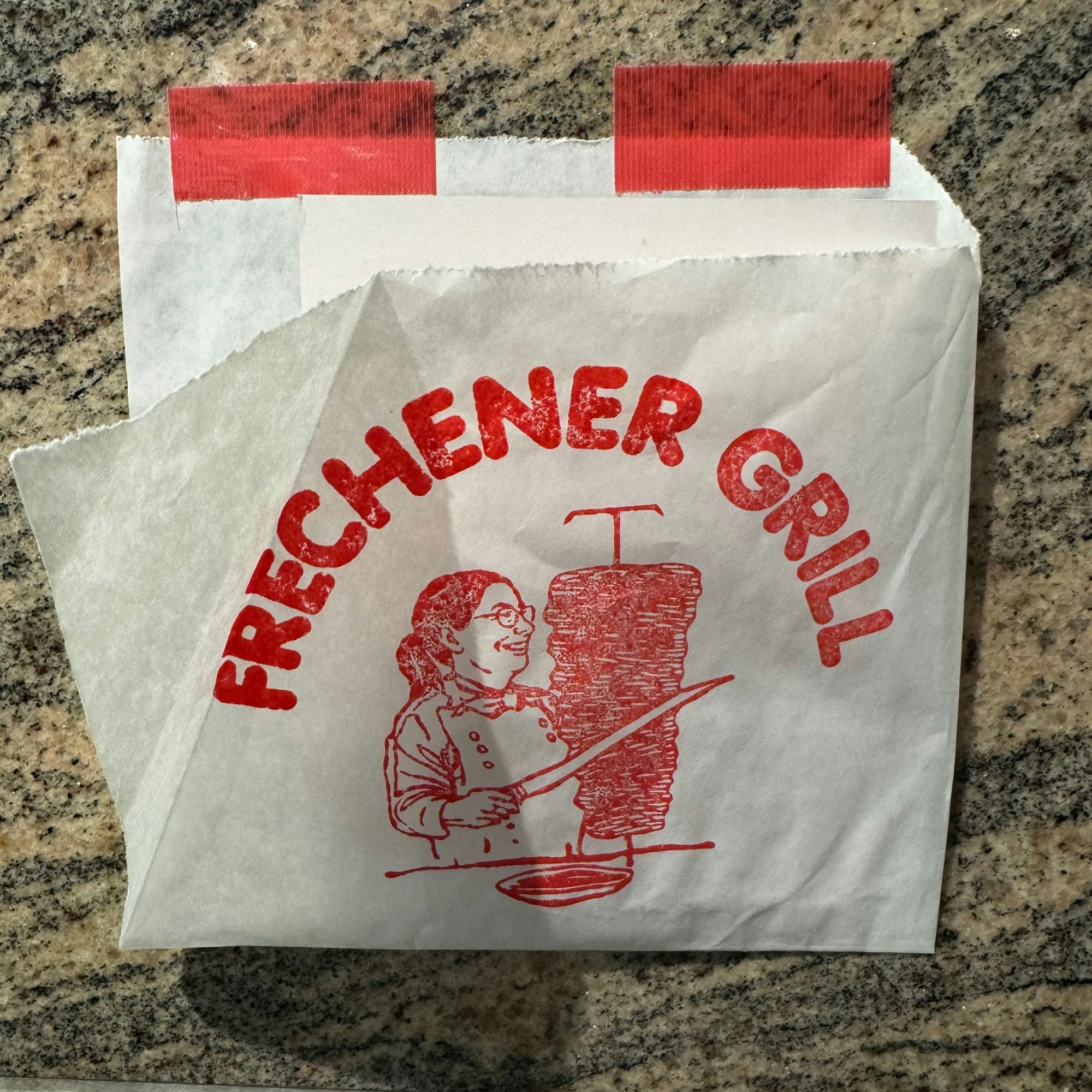 Auf dem Bild ist eine Dönertüte zu sehen.